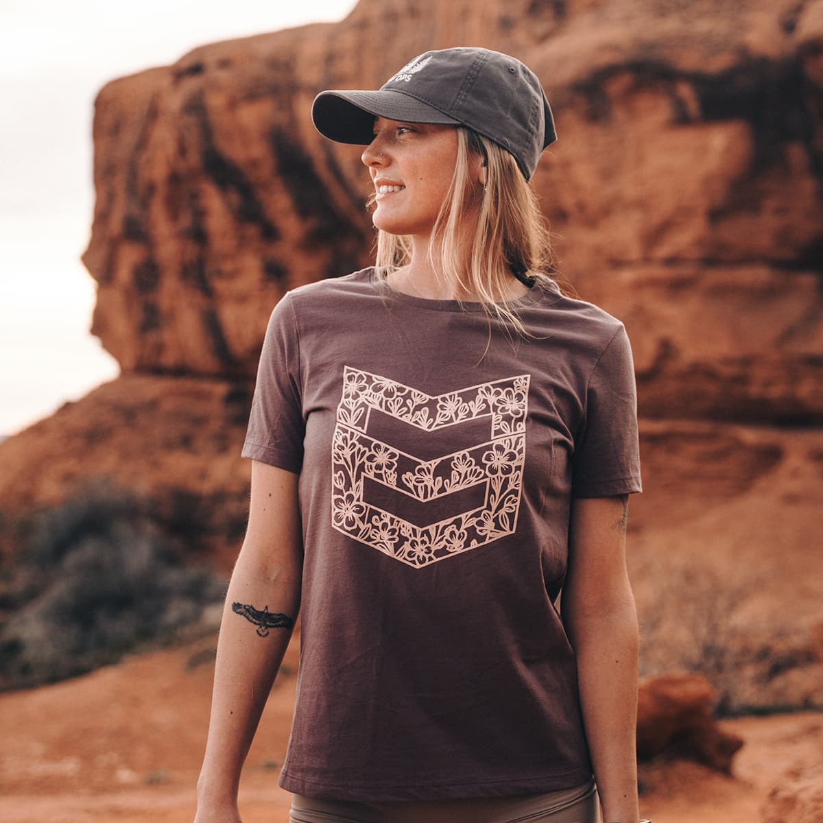 WOMEN'S FLORAL ICON TEE - Image 4
