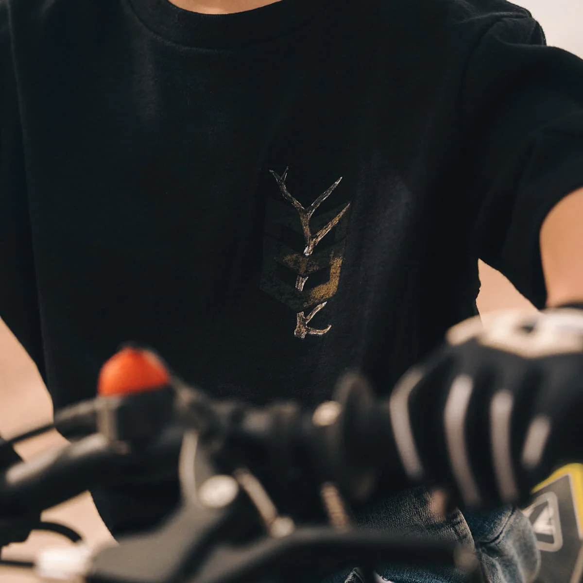 YOUTH SINGLE SHED TEE - Image 5